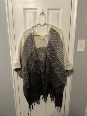American Eagle Outfitters Gray and Cream Gradient Fringe Poncho
